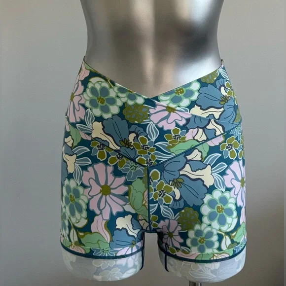 Free ✅Offline Hi Rise Floral Shorts - Picture 2 of 16